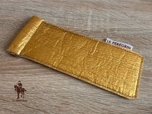 Pochette en Piñatex - Alternative vegan au cuir - Coloris « Doré métallisé » - Fabriquée à la main en France