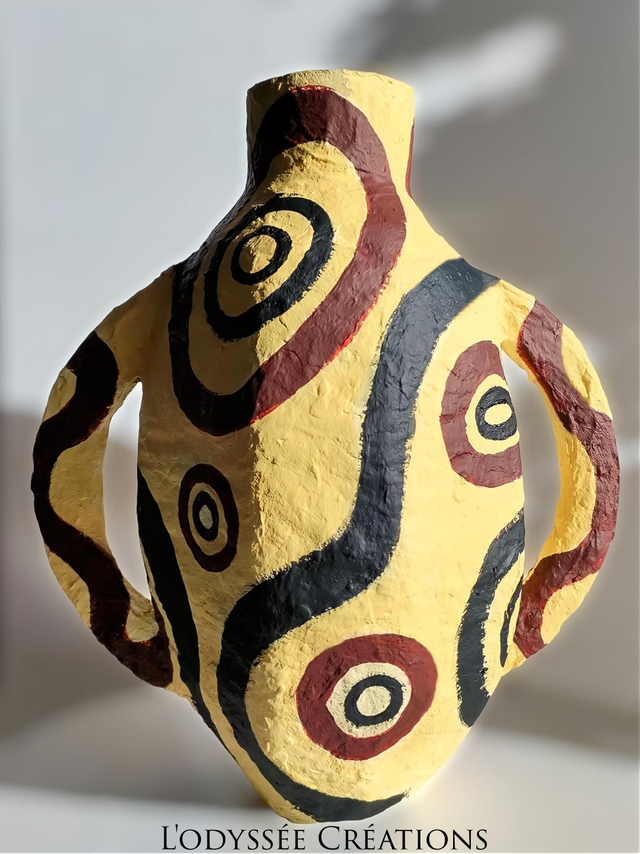 Amphore en Carton Et Papier Maché