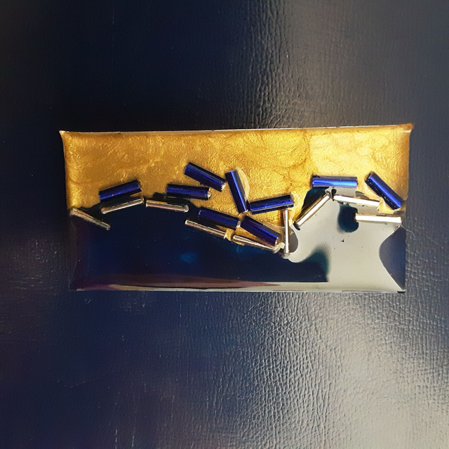 Broche grand rectangle collection cabochon fond or et bleu marine et frange perlée bleu intense et or