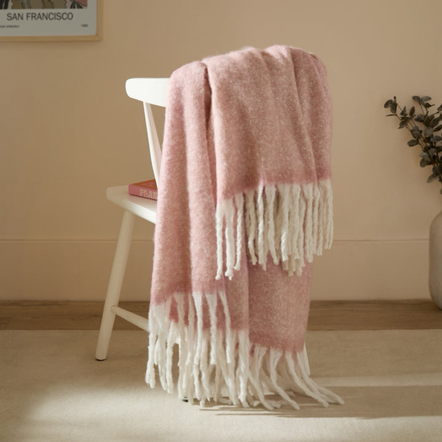 Cozy Woven Tasselled Throw Pink