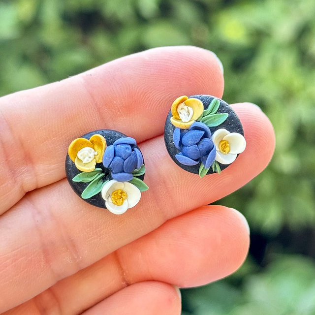 Florale Blüten-Ohrstecker, handgemacht aus Polymerton, mit Blumen in blau, weiß und gelb