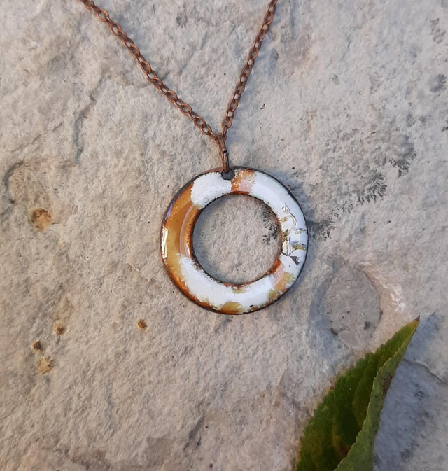 Pendentif blanc doré