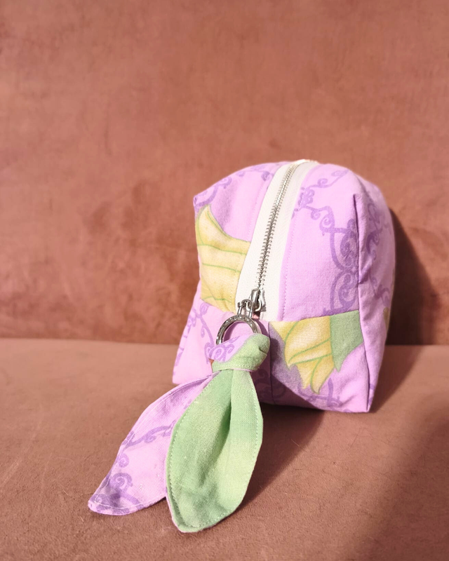 ✨ Trousse matelassée upcyclée – Édition La Princesse et la Grenouille (Tiana & Naveen) ✨