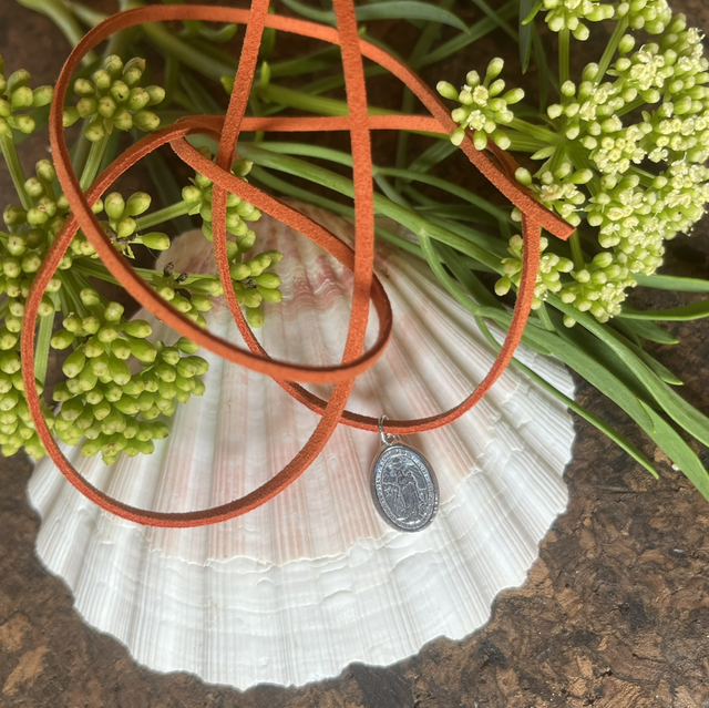 Médaille cordon suédine orange 