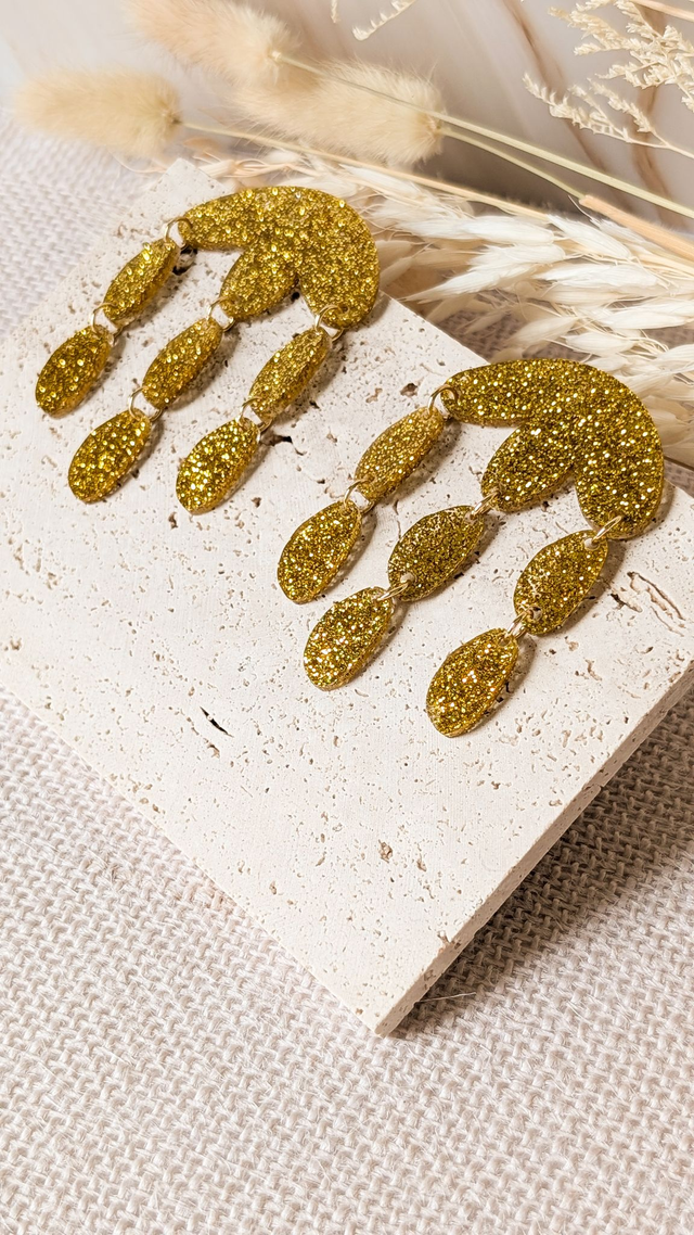 Boucles d&#039;oreilles dorées pailletées en plexi