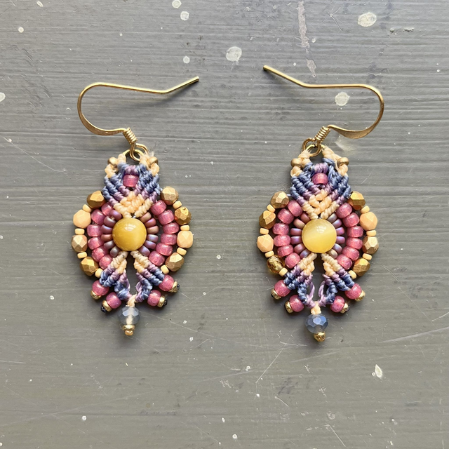Boucles d&#039;oreille en macramé et perles ethnique rose mauve et or mat