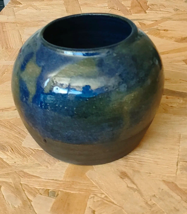 🌌 Vase boule en céramique – Émail bleu nuit et vert mousse