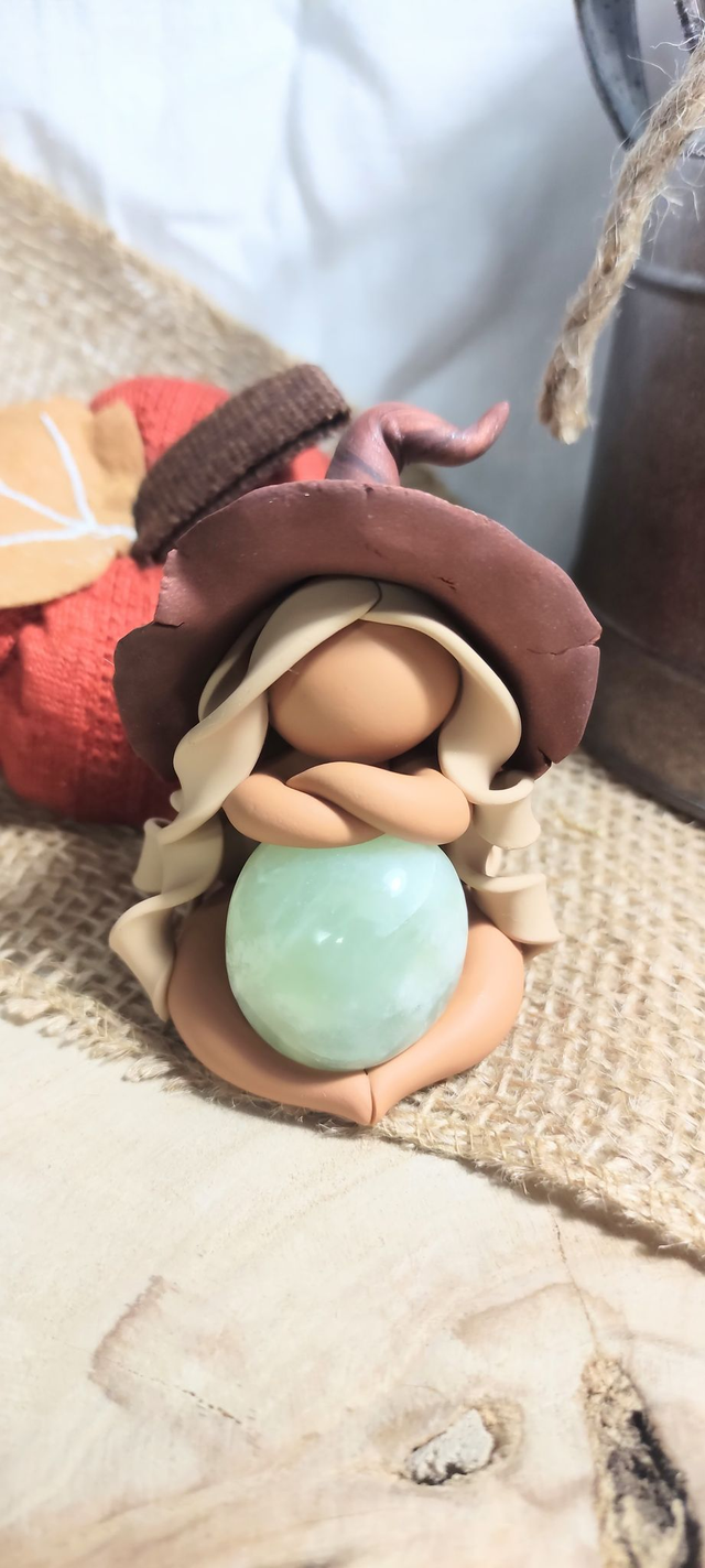 🍃 Gardienne des Forêts Intérieures – Jade Verte &amp; Chapeau de Sorcière 🌿