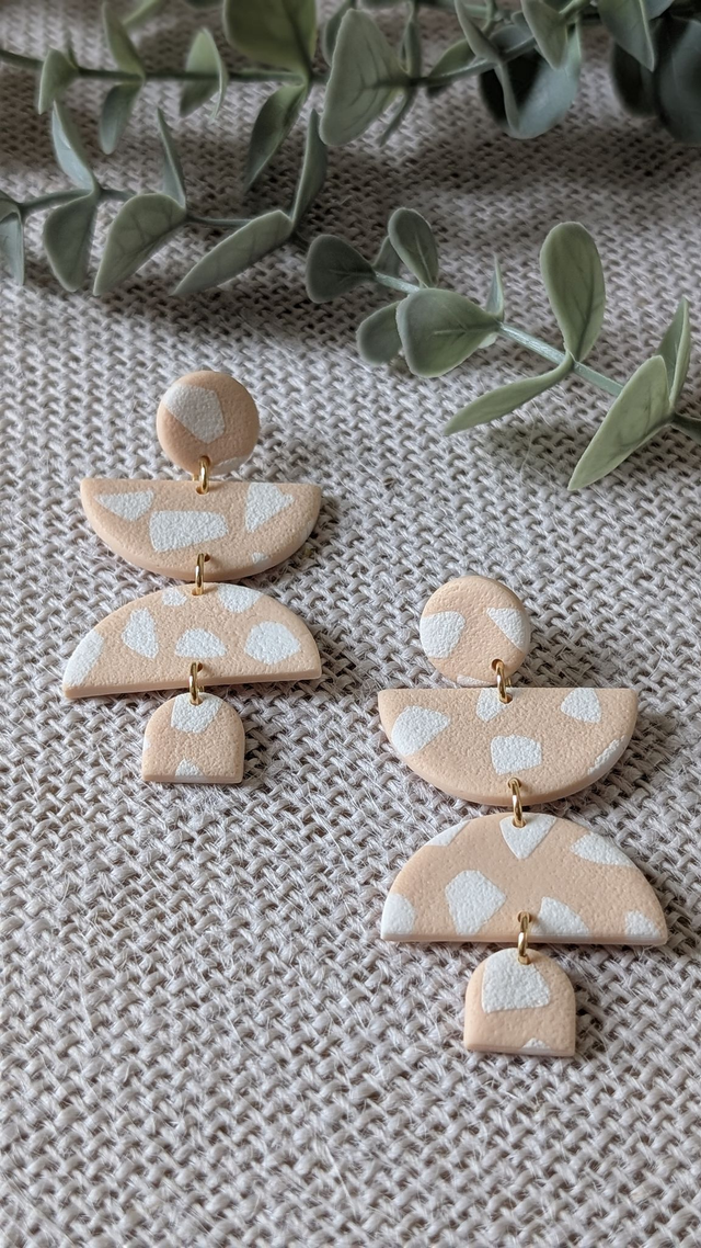 Boucles d&#039;oreilles nude et blanches en pâte polymère