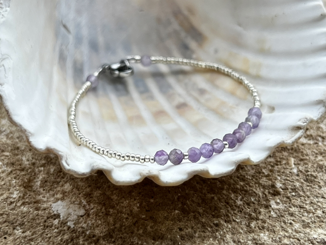 Bracelet fin en Améthyste facettées et Perles de verre 
