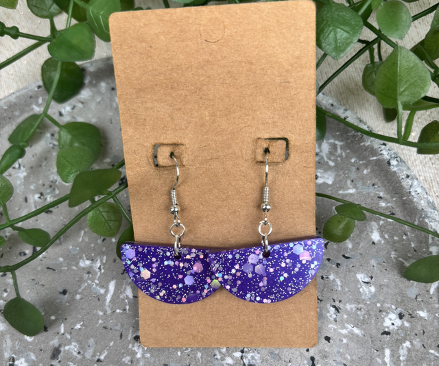 Boucles d’oreilles résine violet à paillettes et argenté 