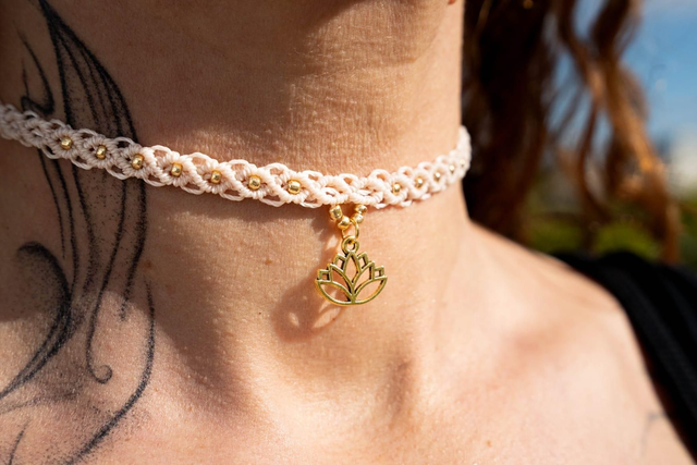 Ras de cou en micro-macramé beige et pendentif doré fleur de Lotus 