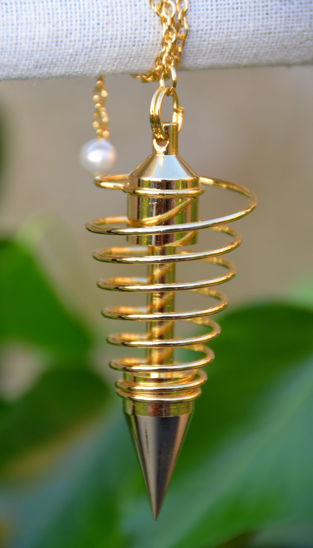 Pendule à spirale en laiton couleur or