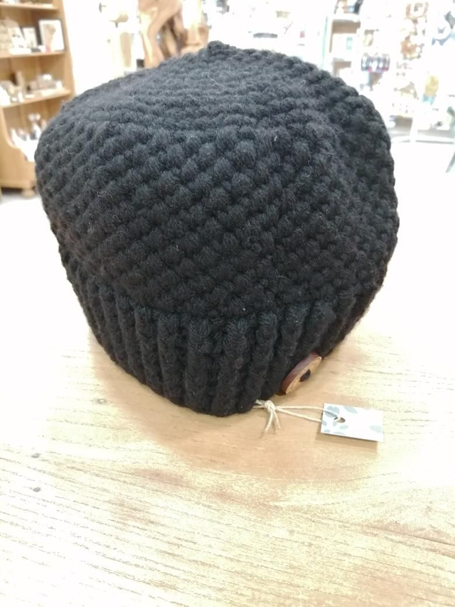 Bonnet noir avec bouton