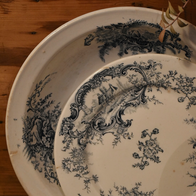 Ensemble de 4 Assiettes Anciennes en Porcelaine Opaque - 1 Grande et 3 Petites