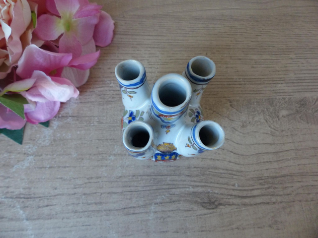 Ancien petit vase pique fleurs en faïence de Rouen peint main, vase miniature avec blason vieux Rouen vintage, petit vase décor floral bleu