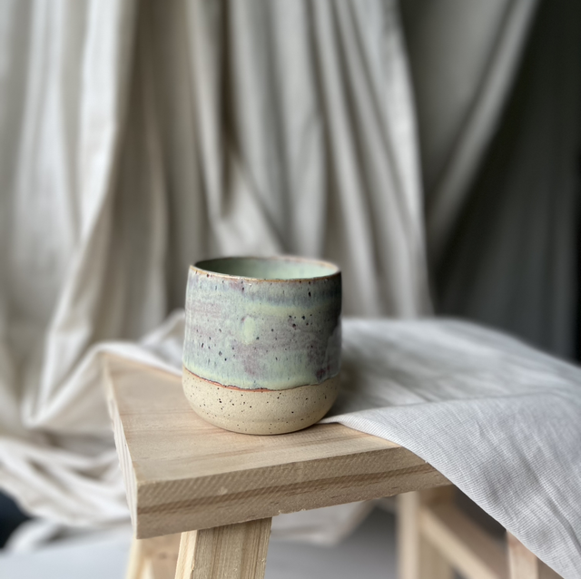 Cappuccinobecher mit grün-lila Glasur