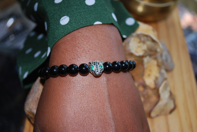 Bracelet en onyx avec pendentif tête de jaguar