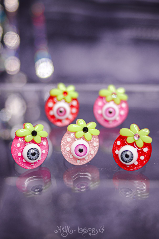 Bague Pastel Goth Fraise Oeil de poupée