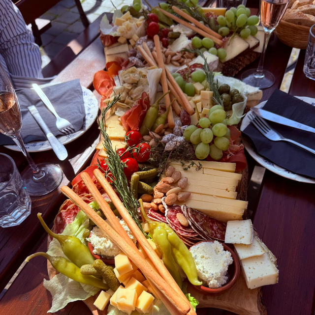 1 - Togo Käse- und Wurstplatte mit Feinkost, Nüsse, Dips
