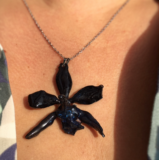 Black fluorescent Dancing Lady Necklace 