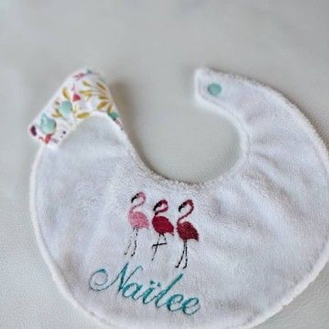 Bavoir rond motif flamands roses