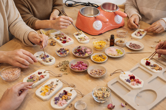 🕯️ Atelier Bougie & Suspension – Adultes 📅 Samedi 12 avril – 14h