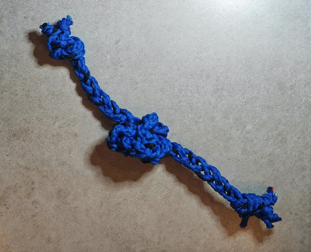 Jouet bleu de 45cm de longueur (gros nœud au milieu)