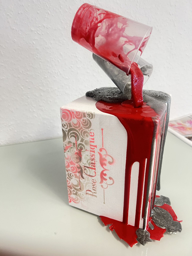 Kunstwerk, schwebende Becher