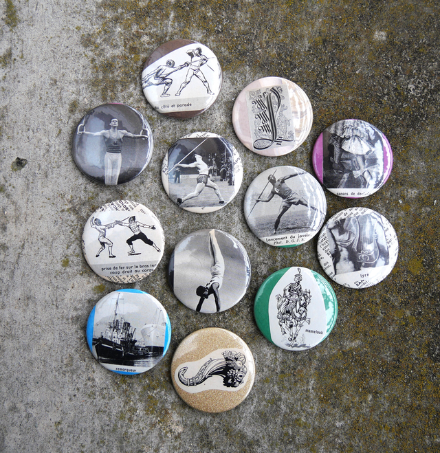 Badges 44mm récup de dictionnaire larousse 1971 - Divers