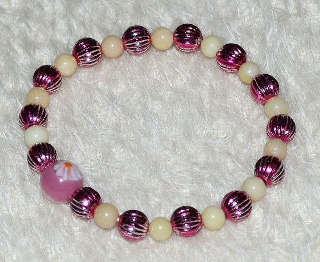 B64 - Bracelet en perles verre, perles métal rosé et perle verre peinte