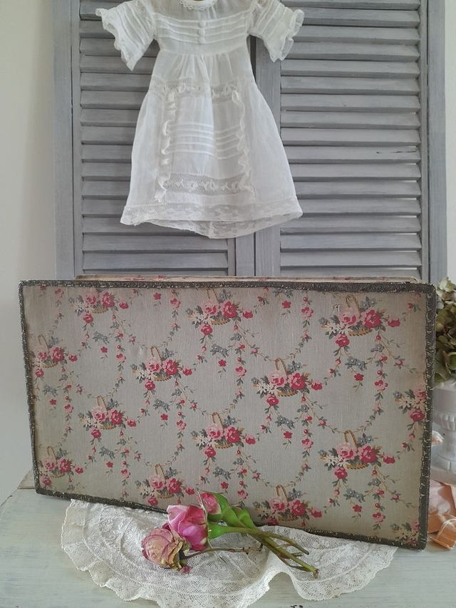 Boite ancienne en carton recouverte de tissu fleuri
