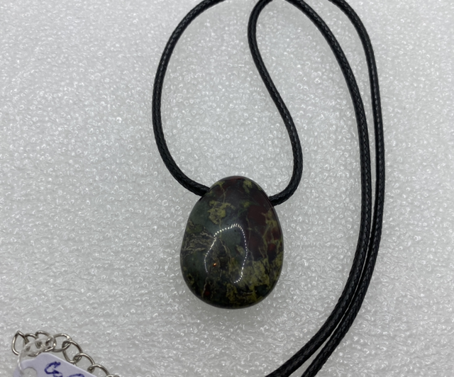 Pendentif Galet en Jaspe Sang de Dragon – Cordon PU