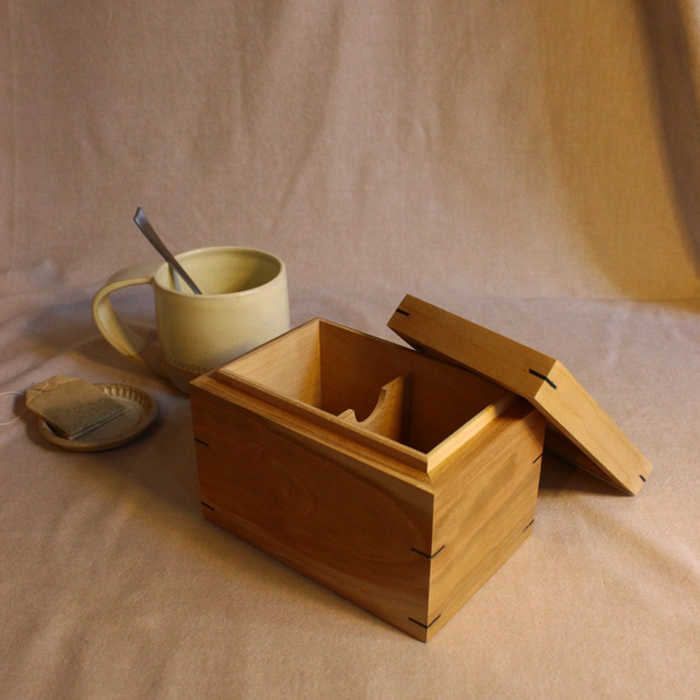 Élégante Boîte à Thé Artisanale en Bois de Merisier