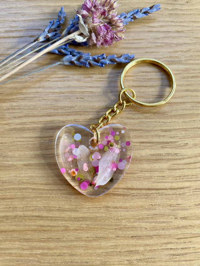 Porte clé coeur - pétales blancs et confettis roses