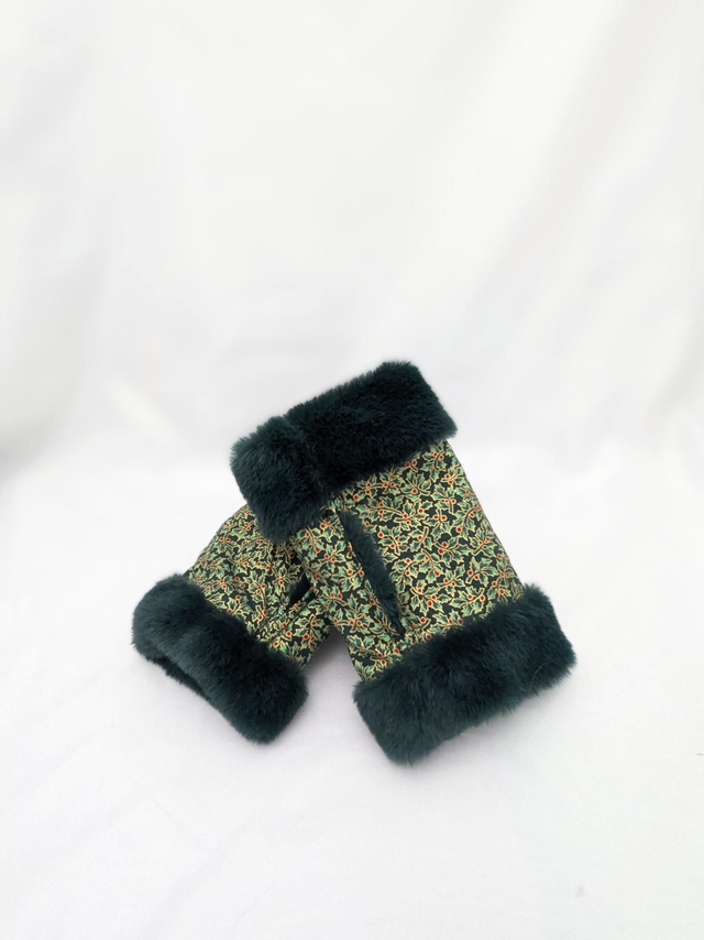 Mitaines vertes et tissu de Noël 