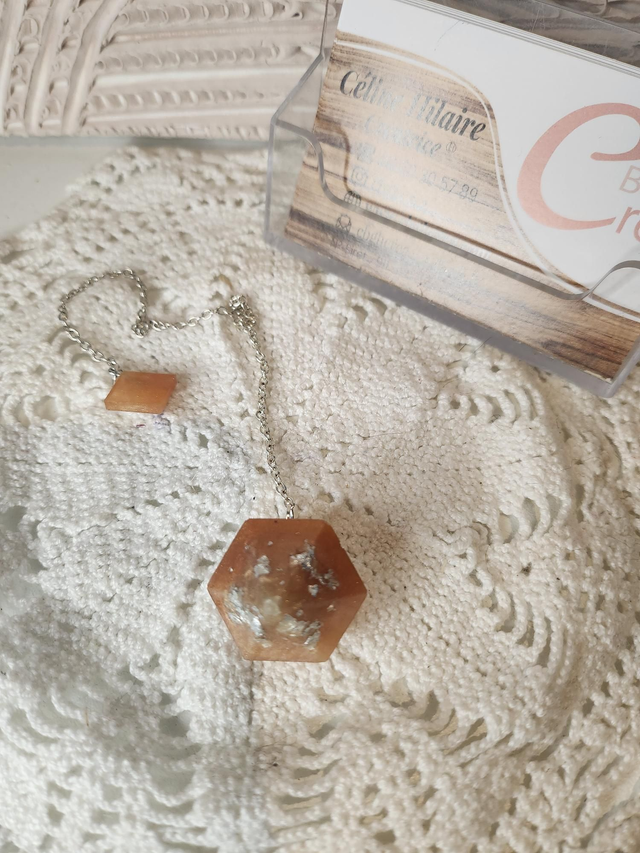 Pendule forme diamant en résine et feuille d'argent