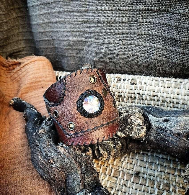 Bracelet large et sa belle pierre en nacre d&#039;ormeau