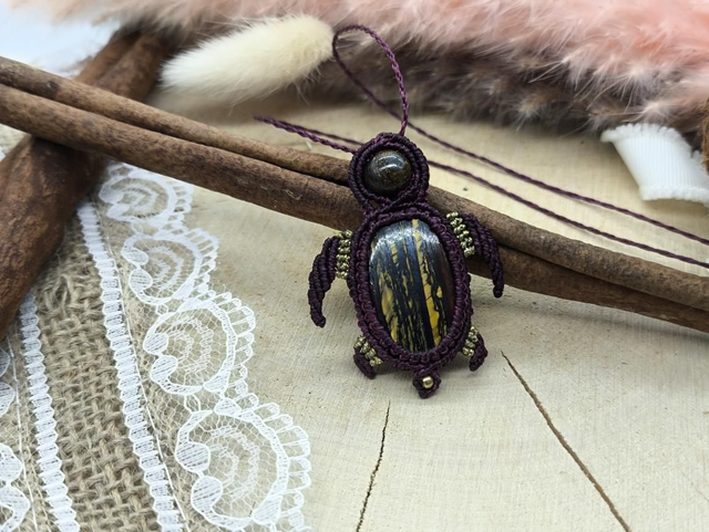 Collier pendentif tortue bordeaux pierre oeil de fer