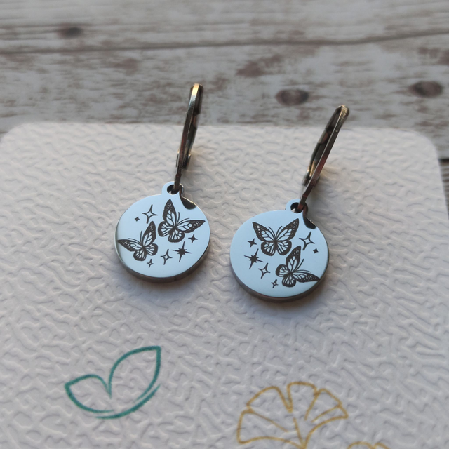 Boucles d&#039;oreilles &quot;Dormeuse papillons&quot; gravés argenté