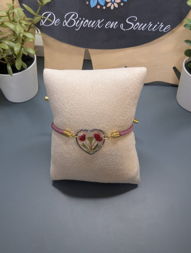 Bracelet corde ajustable violet et cœur en résine.