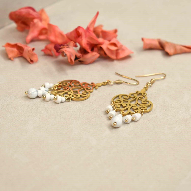 Boucles d'oreilles longues avec estampe orient et chutes en howlite