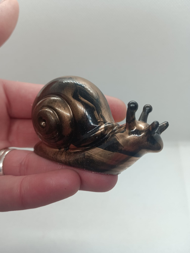 Petit escargot noir et or 