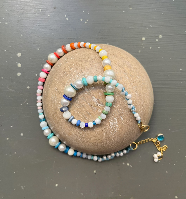 Collier arc en ciel en nacre et perles muticolores