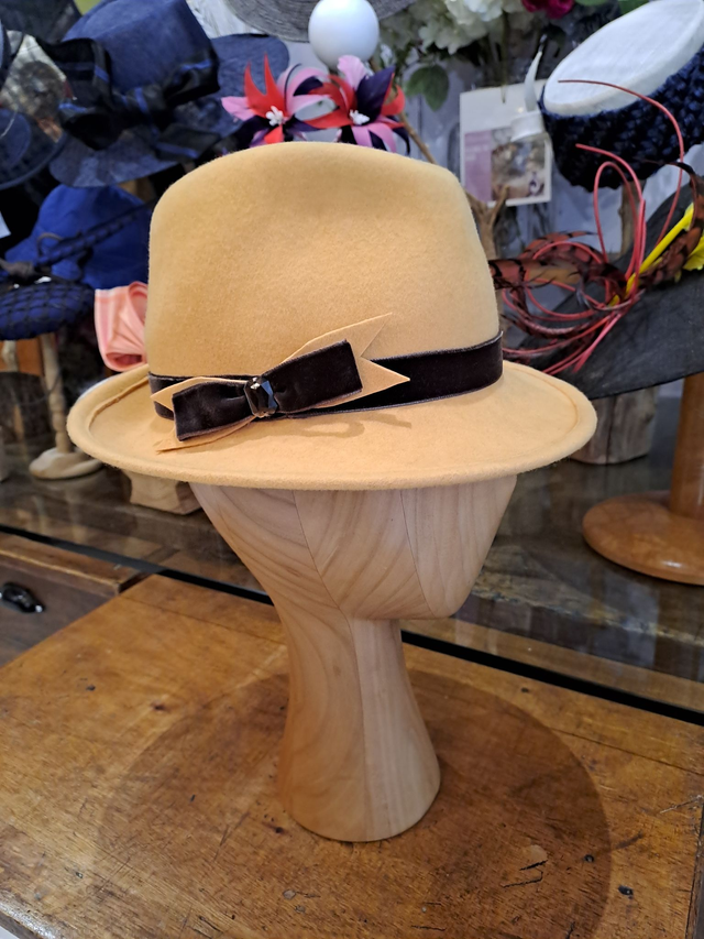 Borsalino en feutre de laine de mouton moutarde, galon velours marron et cabochon