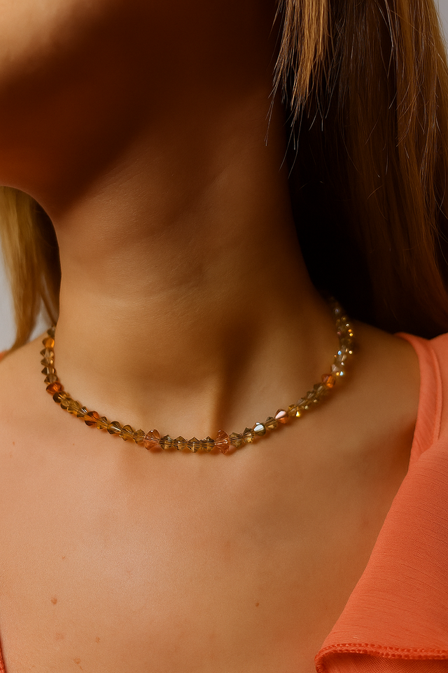 Choker interamente realizzato con Swarovski fumè con chiusura in argento 925 placcato oro 24k.