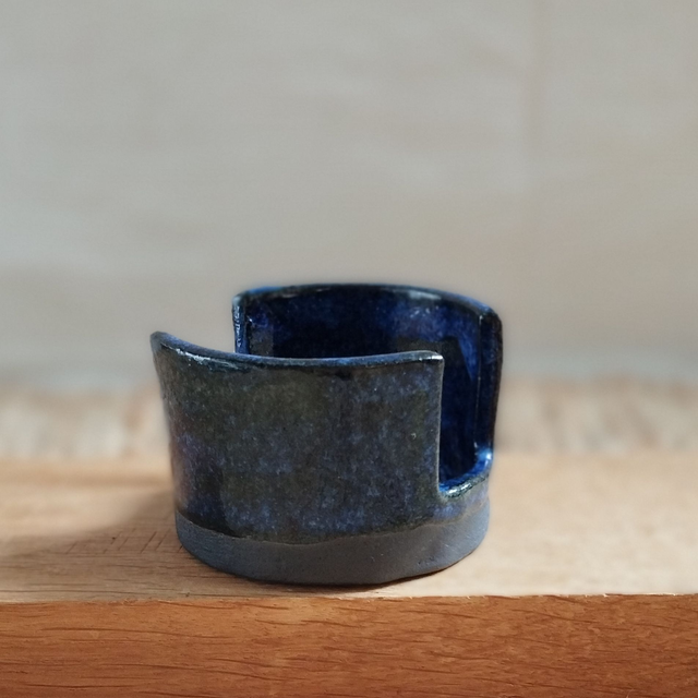 Porte-éponge, argile noir, émail bleu