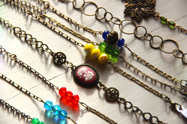 Les bracelets chaîne laitonnée (11 modèles)