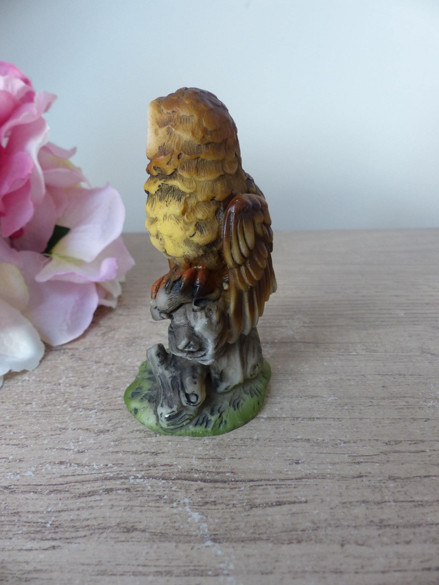 Vintage Signé italien FARO A. Lucchesi chouette en résine, sculpture chouette sauvage avec proie, collection chouette hibou oiseau