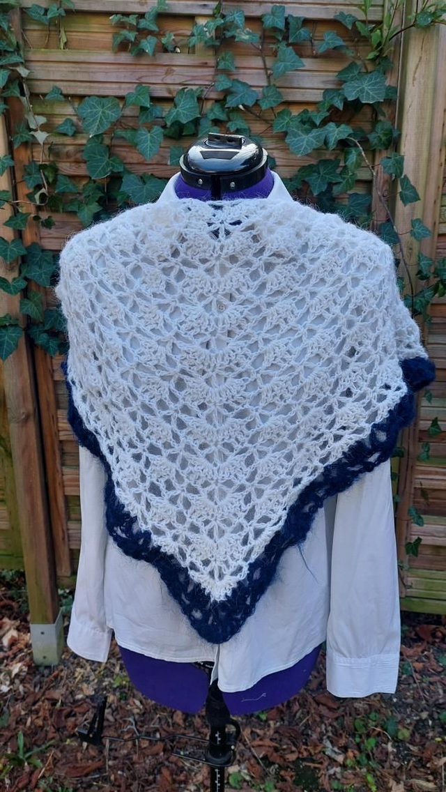 Châle bicolore blanc et marine 